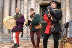ménestrels jouant du  nyckelharpa et de la cornemuse médiévale