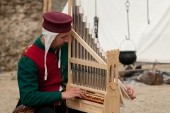 minstrel playing the organetto