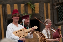 minstrels-medieval-bagpipes-drum