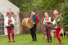 minstrels-medieval-bagpipes-drum