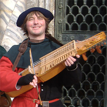 ménestrel jouant du nyckelharpa médiéval