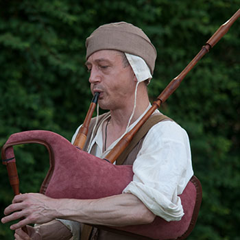 ménestrel jouant de la cornemuse médiévale